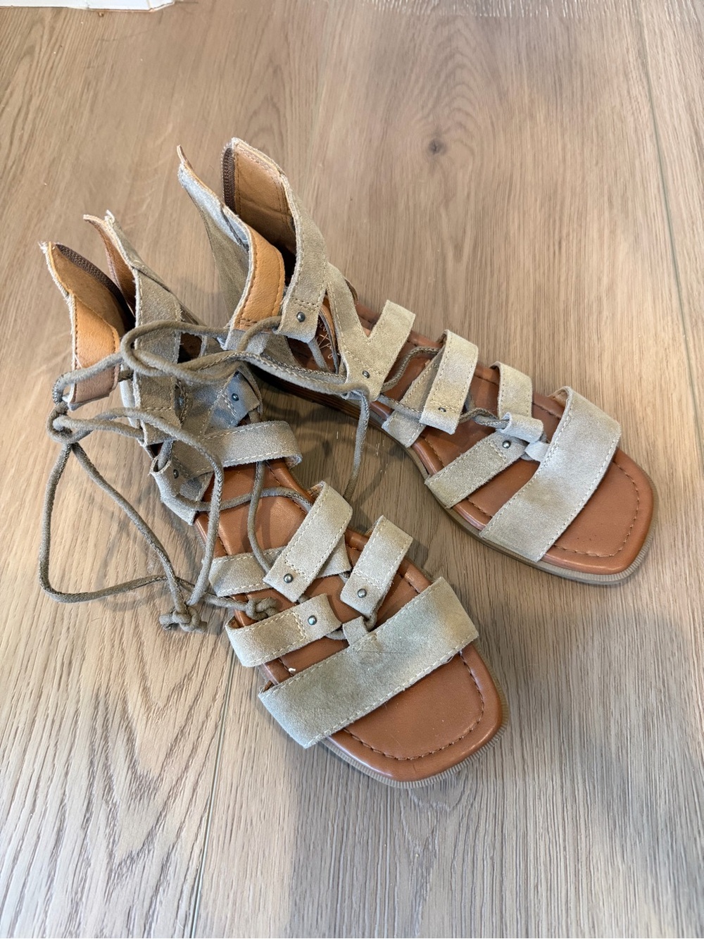 Crown Vintage Womens Strappy Lace-Up Sandals in Taupe  Size 6
